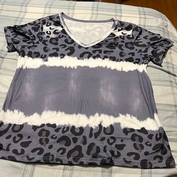 Tops - Leopard v- neck woman’s shirt